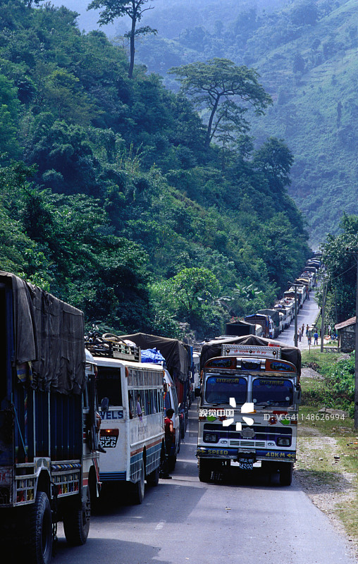 穆格林和纳拉扬加特镇之间道路上的交通拥堵图片素材
