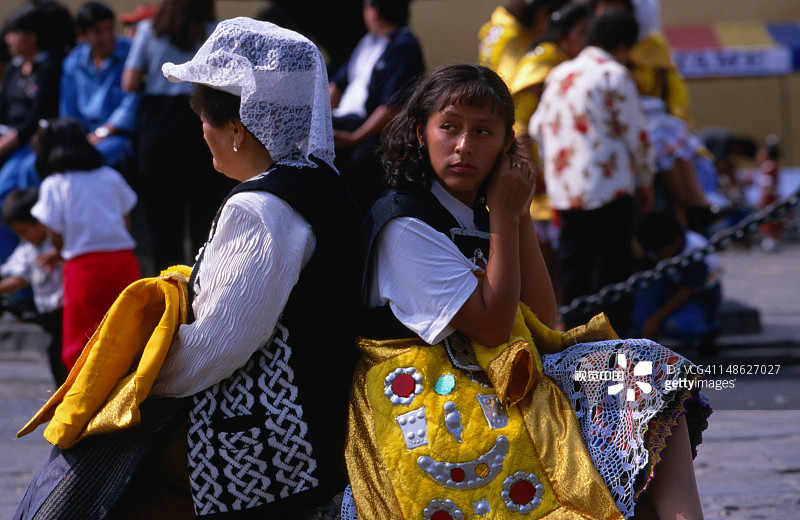 利马武装广场，两位女人休息。图片素材