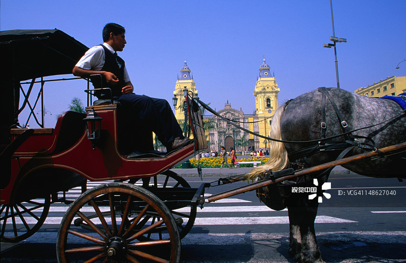 武器广场上等待顾客的马车和利马大教堂图片素材