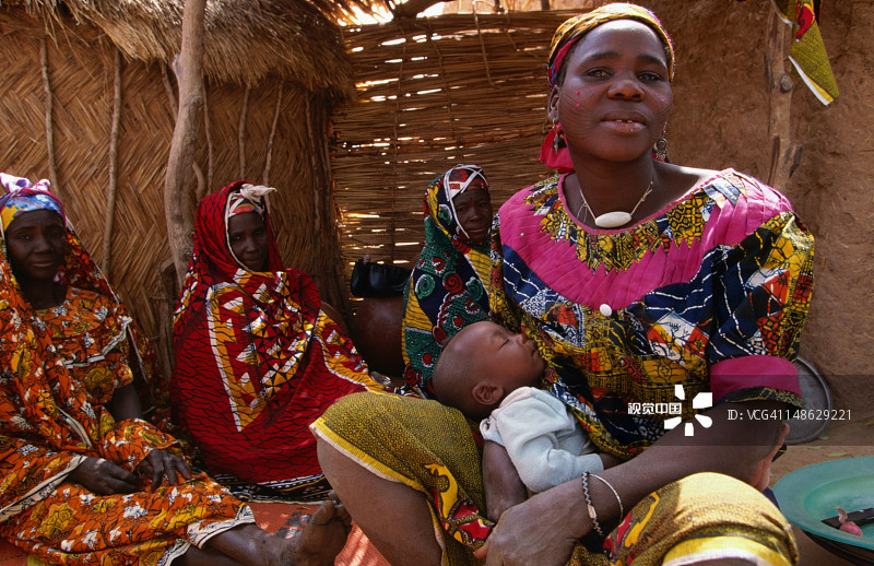 来自尼日尔村庄的妇女图片素材