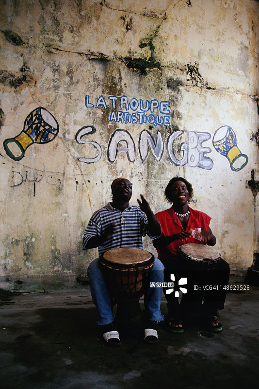 La Troupe Artistique Sangbe 的两位鼓手图片素材