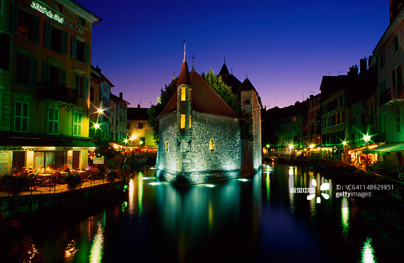 夜间的利勒宫和蒂乌河图片素材