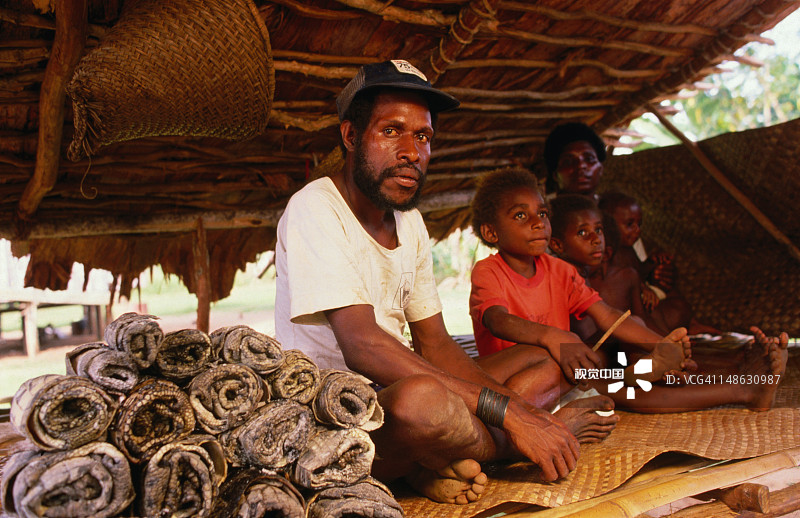 售卖鳄鱼皮的男人图片素材