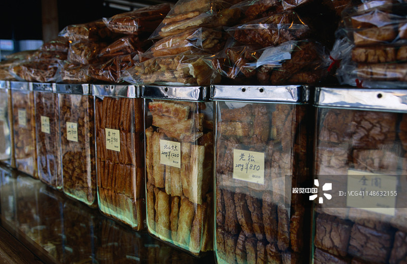 京都传统煎饼罐，一种受欢迎的米饼小吃图片素材