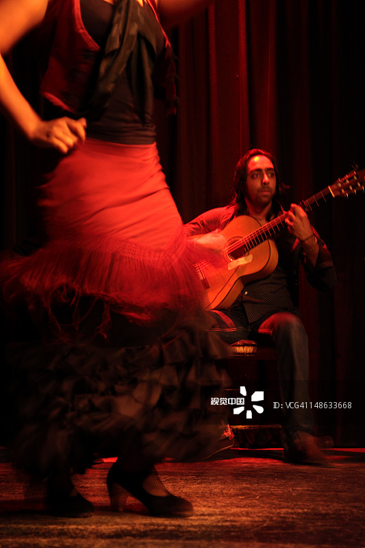 在Casa Patas餐厅的传统弗拉门戈表演中表演的弗拉门戈吉他手和舞蹈演员图片素材
