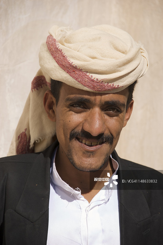 男人戴着库非耶头巾（阿拉伯传统头巾）的肖像图片素材
