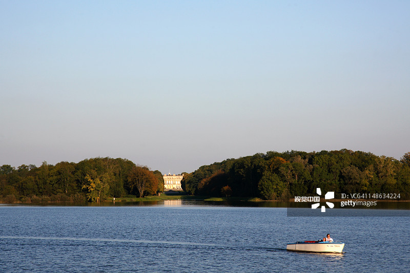 基姆湖的船只，背景是男人岛图片素材