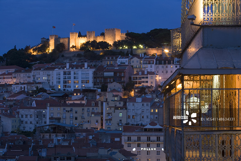 夜晚的圣胡斯塔升降机和圣乔治城堡图片素材