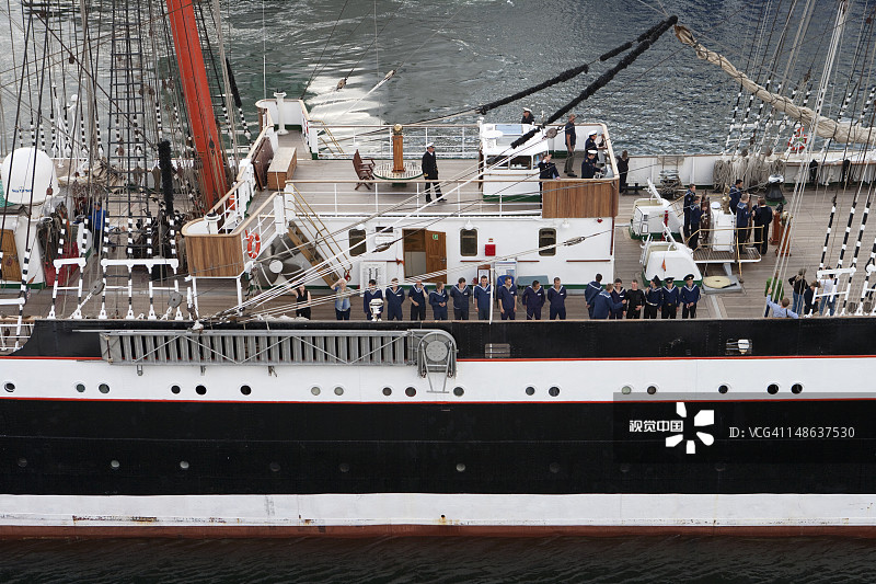 在基尔周航海节上，谢多夫号帆船上的水手图片素材