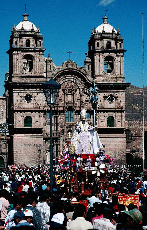 库斯科耶稣会教堂外的宗教人物雕像图片素材
