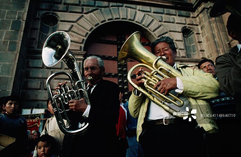 两名男子演奏铜管乐器；科珀斯克里斯蒂节日的活动——库斯科图片素材