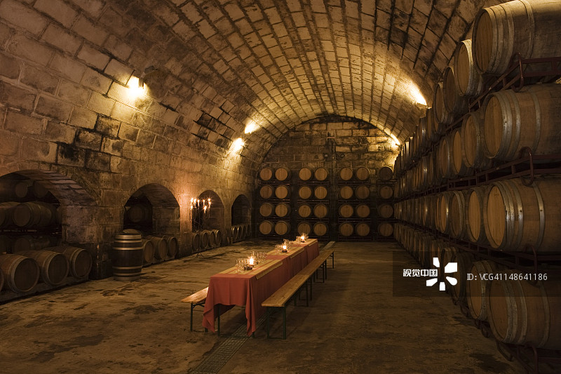 圣卡塔琳娜酒庄地窖中的餐桌布置图片素材