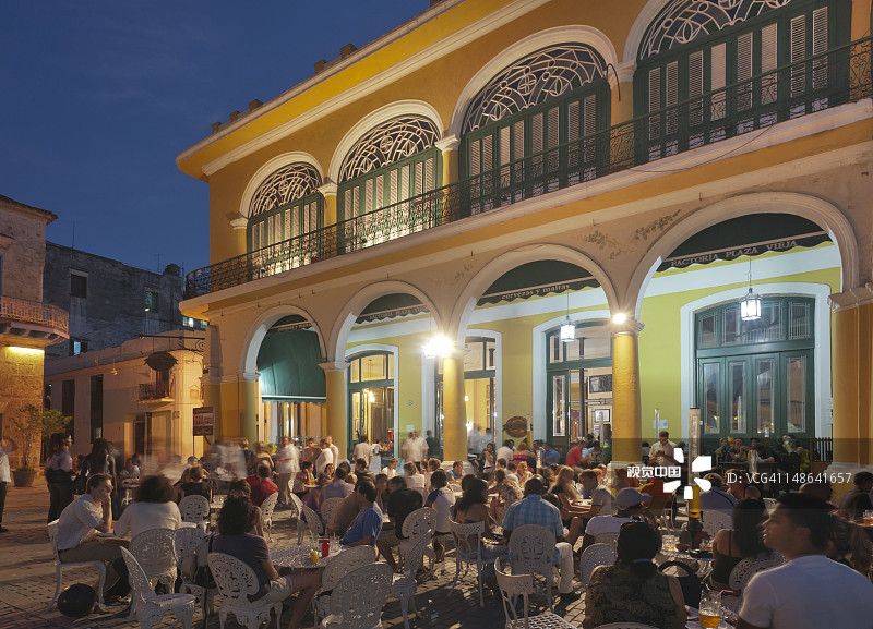 傍晚热闹的旧广场，遍布餐厅和咖啡馆图片素材