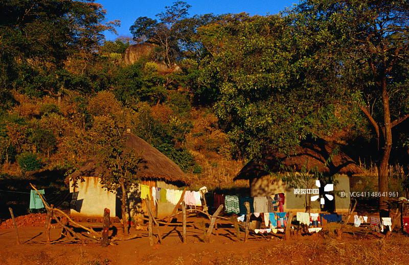 通往马斯温戈道路上的小型社区图片素材