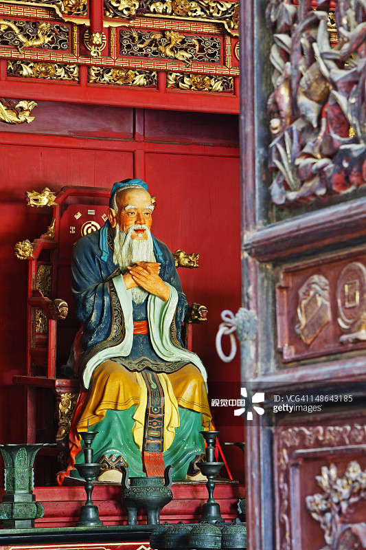 孔庙中的孔子雕像图片素材