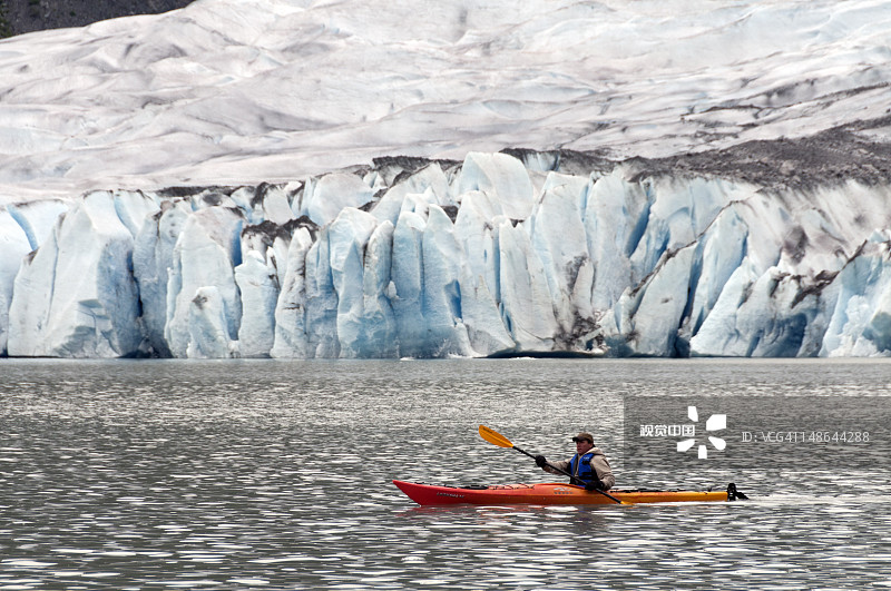 门登霍尔湖上的皮划艇，背景是门登霍尔冰川图片素材