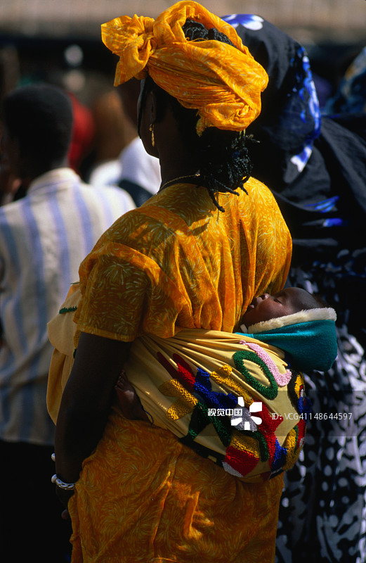 在莫普提市场背着婴儿的妇女图片素材