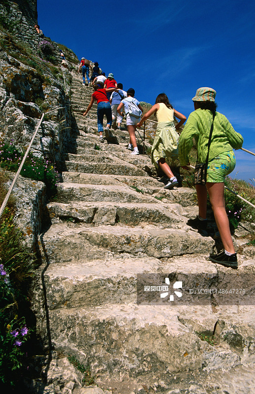 圣乔治卡特城堡，13世纪，台阶上有学童。图片素材