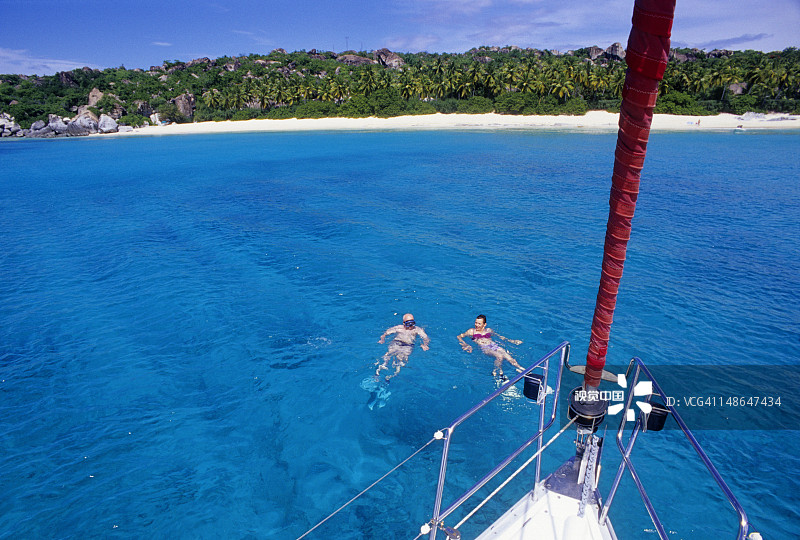 在澡堂海滩游泳图片素材