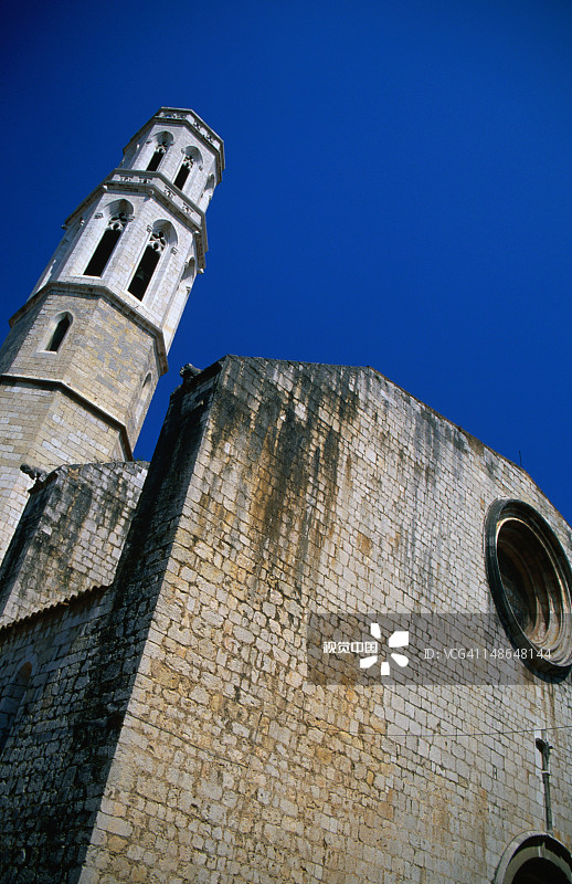 菲格拉斯达利剧院博物馆旁的教区教堂塔楼图片素材