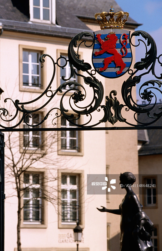 卢森堡大公国铁门上的国徽，克莱尔方丹广场上的夏洛特女大公纪念碑图片素材