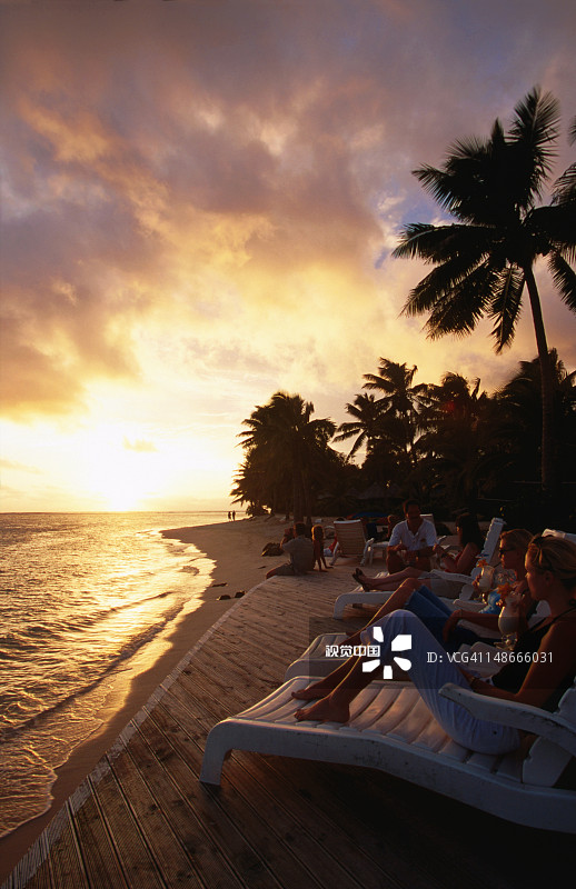 拉罗汤加海滩度假村：日落时分的欢乐时光图片素材
