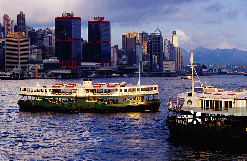 从九龙维多利亚港的天星码头出发的渡轮，背景是香港岛（上环）图片素材