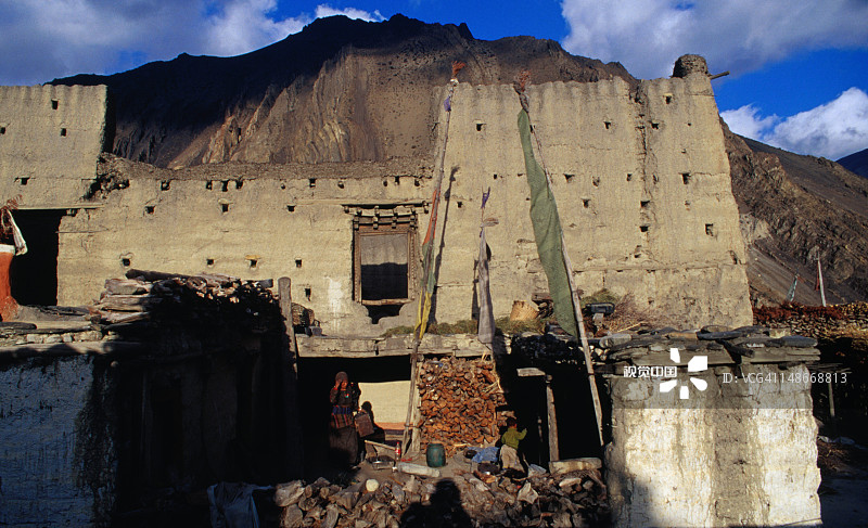 建在卡格贝尼堡垒废墟墙壁上的房屋图片素材