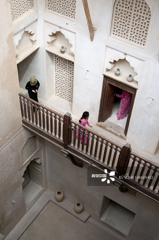 女士们参观堡垒图片素材