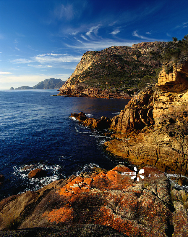 睡梦湾壮观海岸线上色彩斑斓的岩层和悬崖图片素材