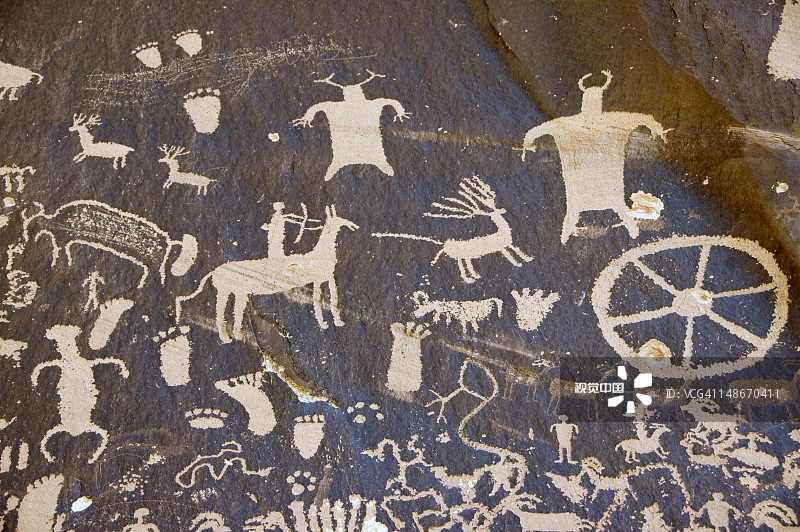 报纸岩石雕图片素材