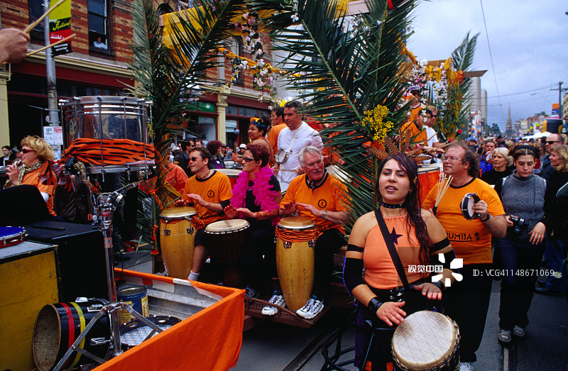 在不伦瑞克街节游行花车上表演的音乐家，这是边缘艺术节的开幕活动图片素材