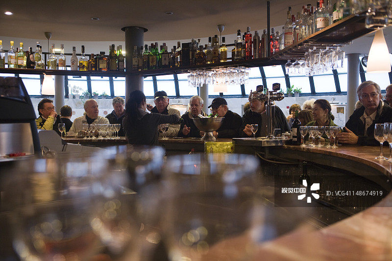 咖啡馆里的人们图片素材