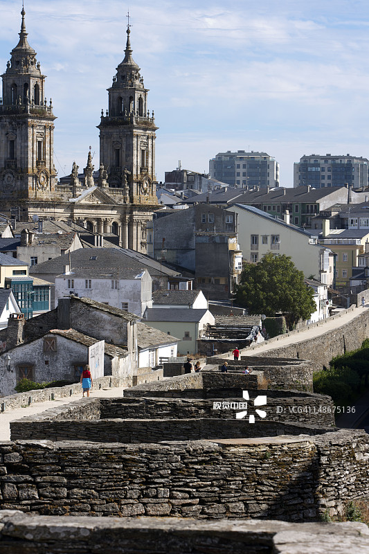 老城罗马城墙旁的圣玛丽亚大教堂图片素材