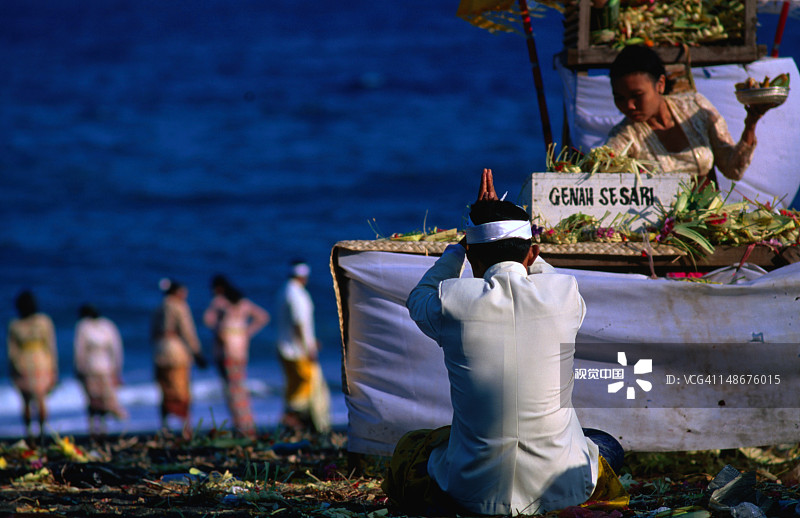 巴厘岛蝙蝠洞寺的祈祷和祭品图片素材