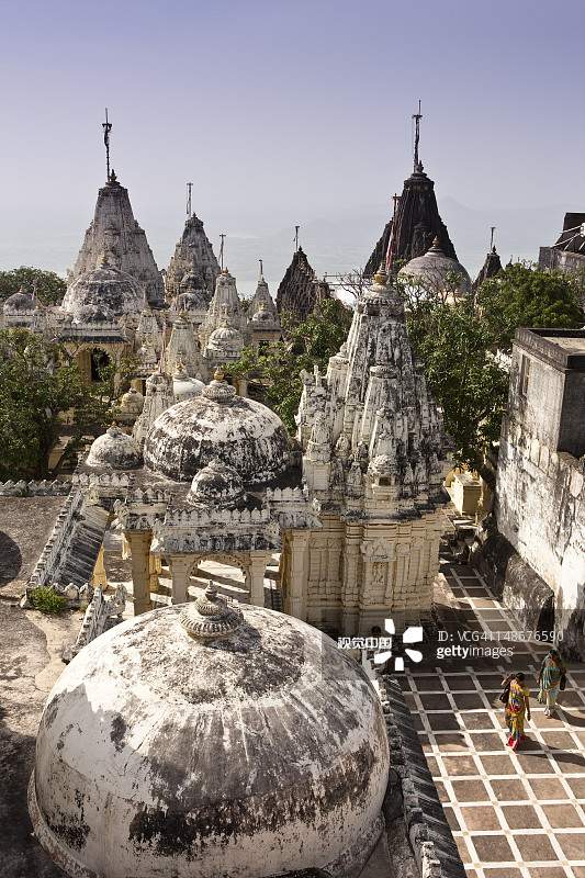 女人们穿行于Shatrunjaya寺庙群图片素材