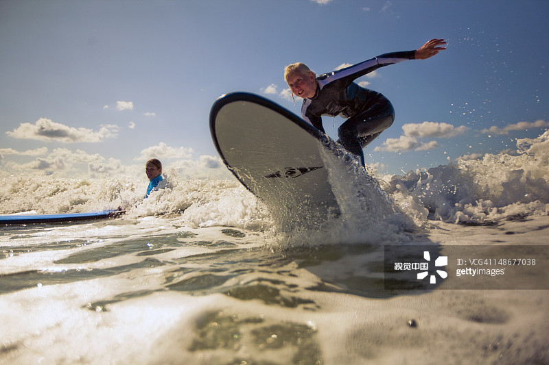 玩长板冲浪的女孩们图片素材