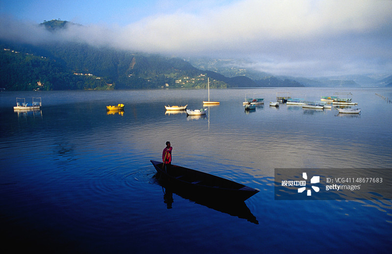 博卡拉山谷费瓦湖上划独木舟的船夫图片素材