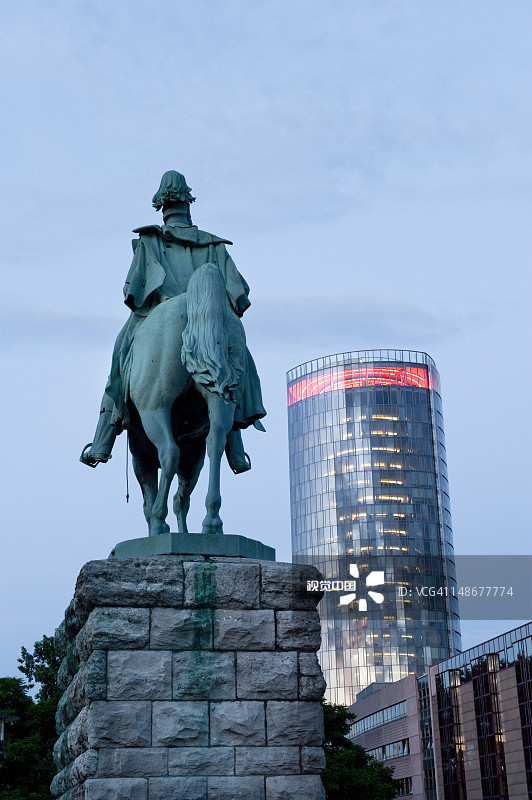 威廉皇帝雕像和三角形建筑图片素材