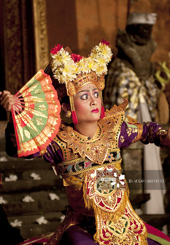在乌布皇宫表演传统巴厘岛甘美兰舞蹈的女人图片素材