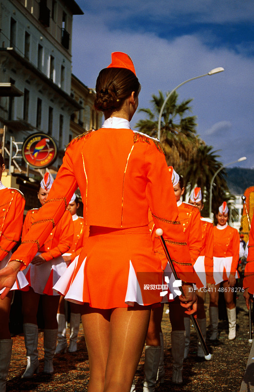 柠檬节海滨游行队伍中的行进少女图片素材