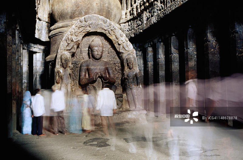 人们走过维斯瓦卡玛洞穴图片素材