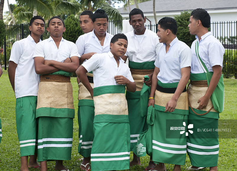 一群男学生在学校图片素材