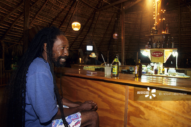 海盗洞穴酒吧的牙买加拉斯特人。图片素材