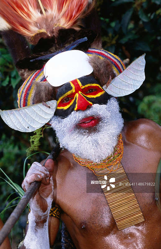 在哈根山文化节上，面部涂有油彩、头戴精心制作头饰的科莫卡部落成员图片素材