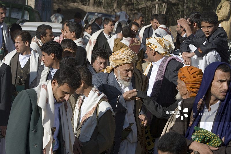 也门男子庆祝开斋节结束图片素材