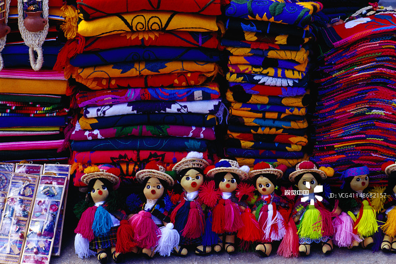 圣胡安查穆拉市政市场的传统编织毯子和玩偶 - 圣克里斯托瓦尔-德拉斯卡萨斯，恰帕斯图片素材