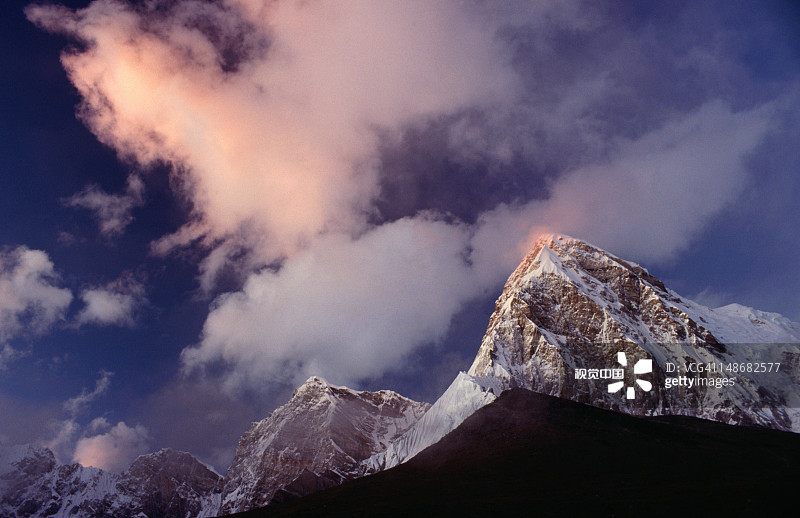 布莫里峰（右）和卡拉帕塔山，珠穆朗玛峰景观图片素材