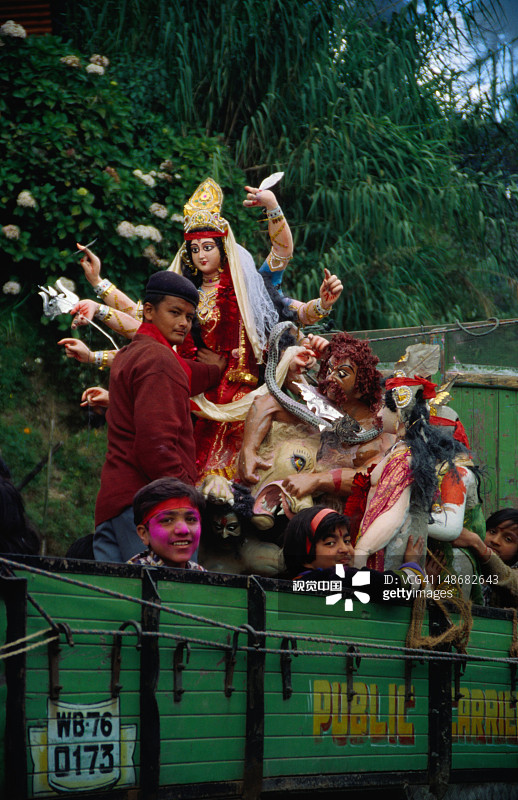 古姆村的年轻人坐在卡车上，载着印度神像图片素材