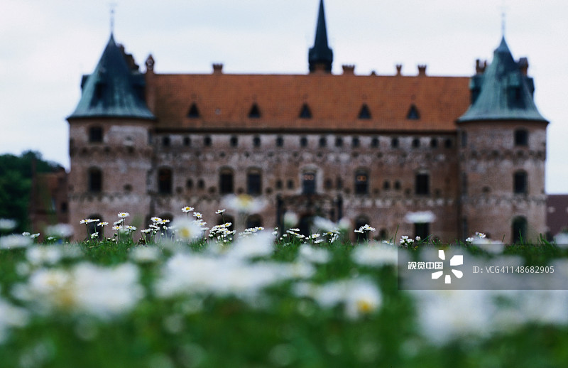 远处有埃格斯科夫城堡的花园图片素材